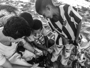 Verificando fotos com a criançada!
